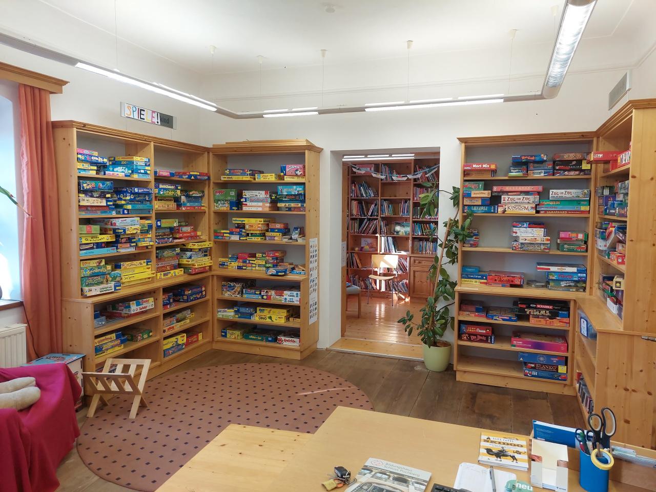 Unsere Spieleecke mit Blick in den Kinderbereich